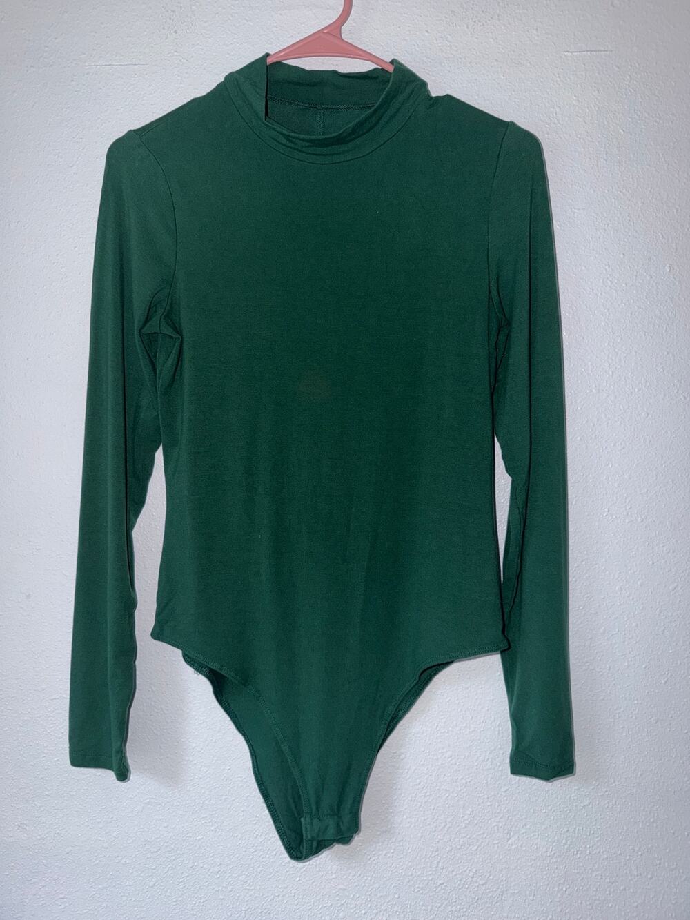 5/$25 Emerald Green Mock Neck Long Sleeve Bodysuit Minimalist Chic Size Medium